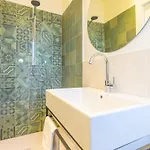Spacious And Bright 2bdr, 2 Bathrooms *