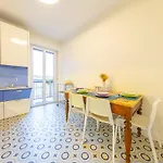 Spacious And Bright 2bdr, 2 Bathrooms * Milánó