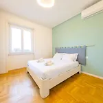 Spacious And Bright 2bdr, 2 Bathrooms Apartman